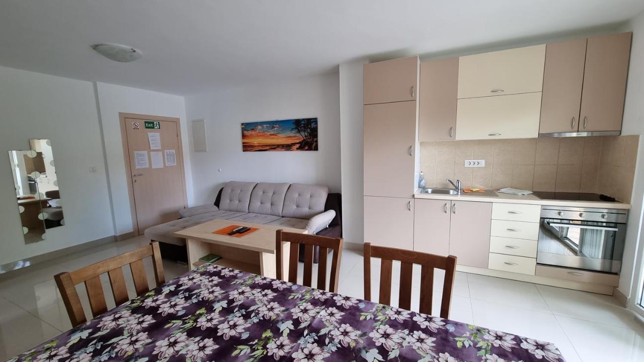 Apartments Bellator Šilo Exteriör bild