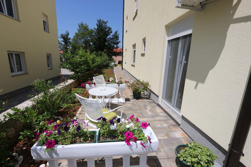 Apartments Bellator Šilo Exteriör bild