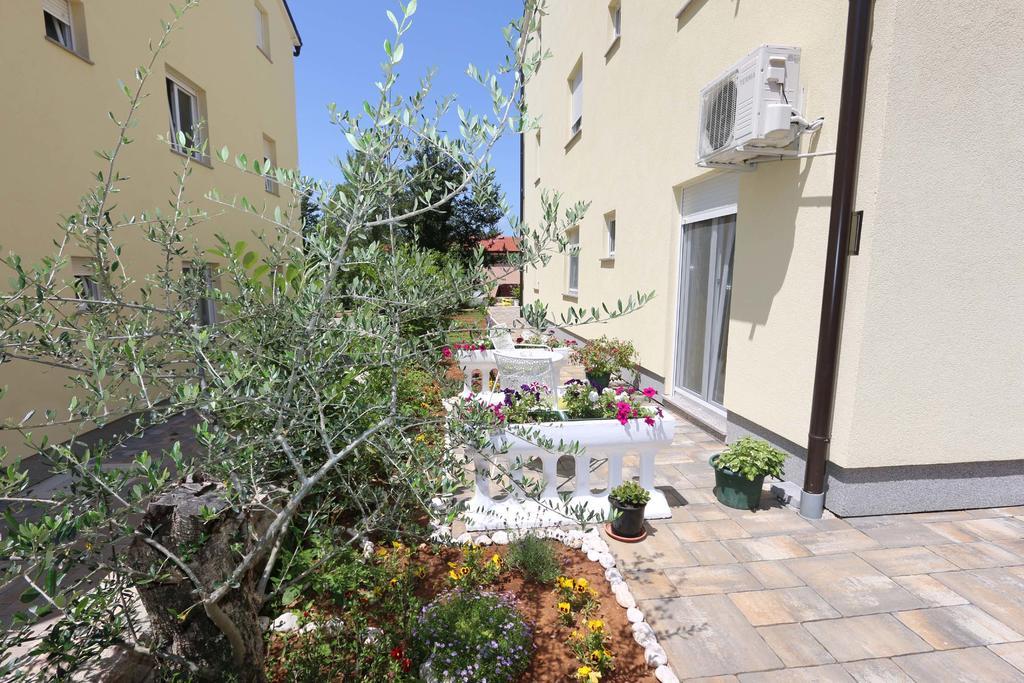 Apartments Bellator Šilo Exteriör bild