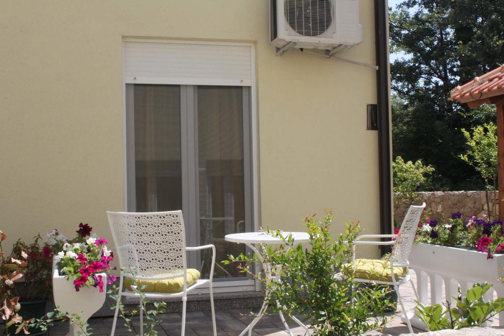Apartments Bellator Šilo Exteriör bild