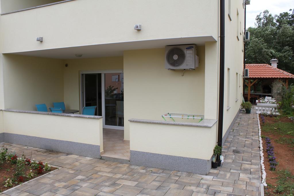 Apartments Bellator Šilo Exteriör bild